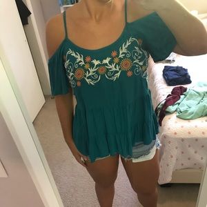 Pretty “cold shoulder” flowy tank top!